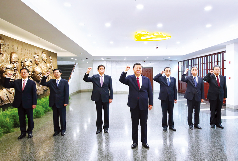 　2017年10月31日，中共中央總書記、國家主席、中央軍委主席習(xí)近平帶領(lǐng)中共中央政治局常委李克強、栗戰(zhàn)書、汪洋、王滬寧、趙樂際、韓正，瞻仰上海中共一大會址和浙江嘉興南湖紅船。這是31日上午，在上海中共一大會址紀念館，習(xí)近平帶領(lǐng)其他中共中央政治局常委同志一起重溫入黨誓詞。 新華社記者 蘭紅光/攝