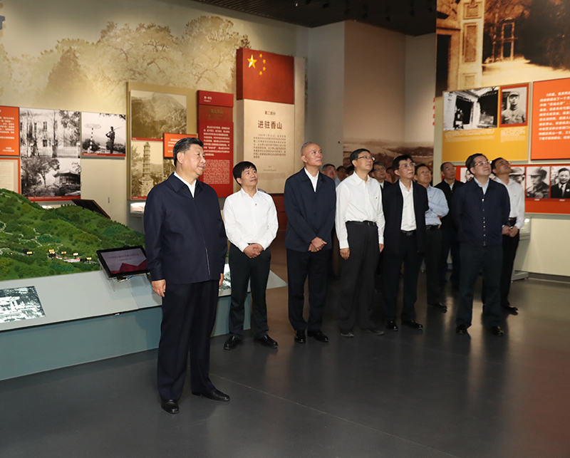 9月12日，中共中央總書記、國(guó)家主席、中央軍委主席習(xí)近平視察中共中央北京香山革命紀(jì)念地。這是習(xí)近平在香山革命紀(jì)念館參觀《為新中國(guó)奠基》主題展覽。