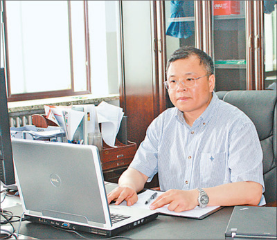 2010年6月1日，黃大年在辦公室內(nèi)工作（資料照片）。